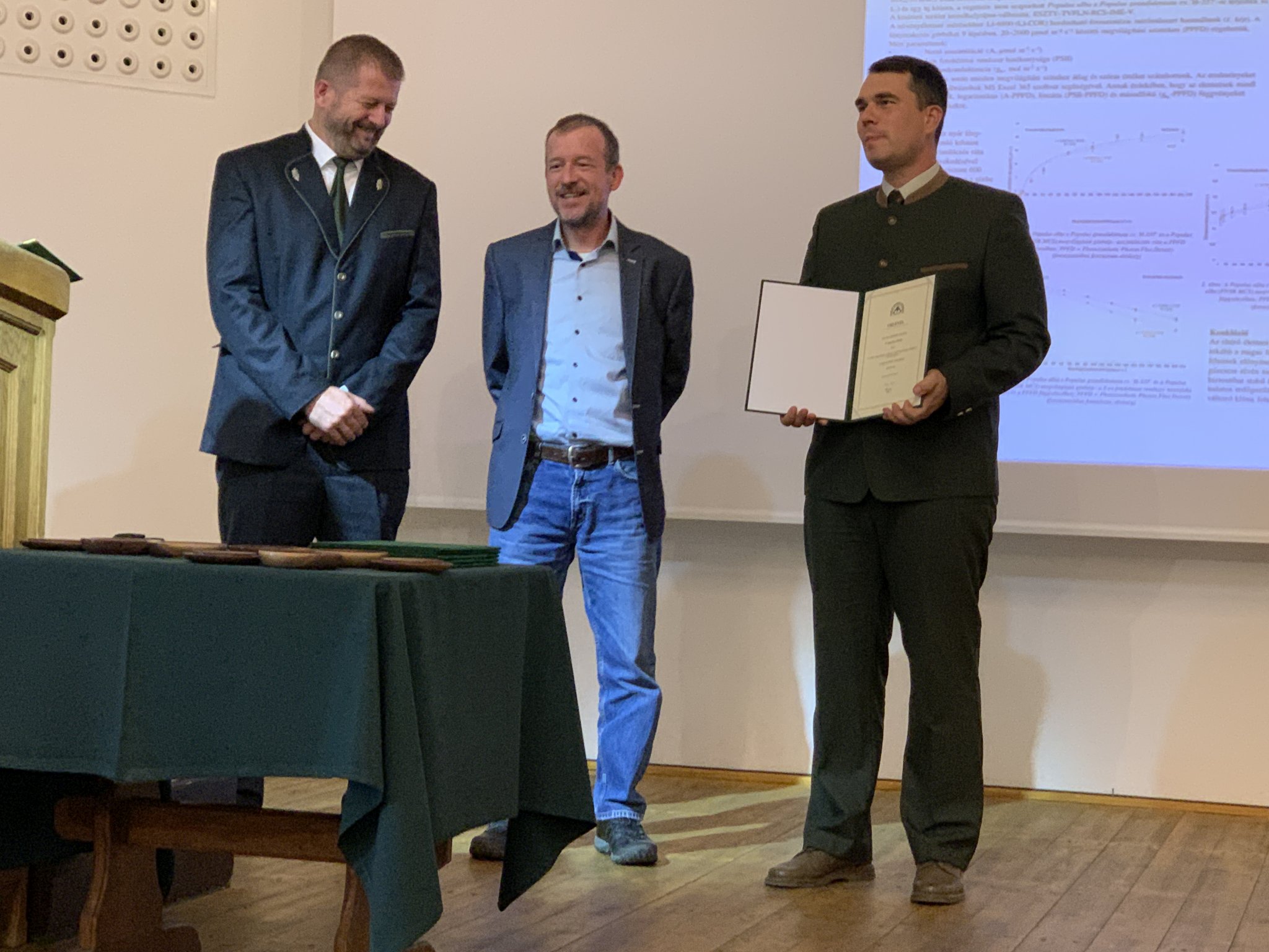 3. kép: Dr. Bolla Bence Kálmán (j) részére az Alföldi Erdőkért Emlékérmet Sulyok Ferenc (b) az AEE elnökségi tagja, valamint Dr. Illés Gábor (k) a SoE ERTI képviseletében adja át.