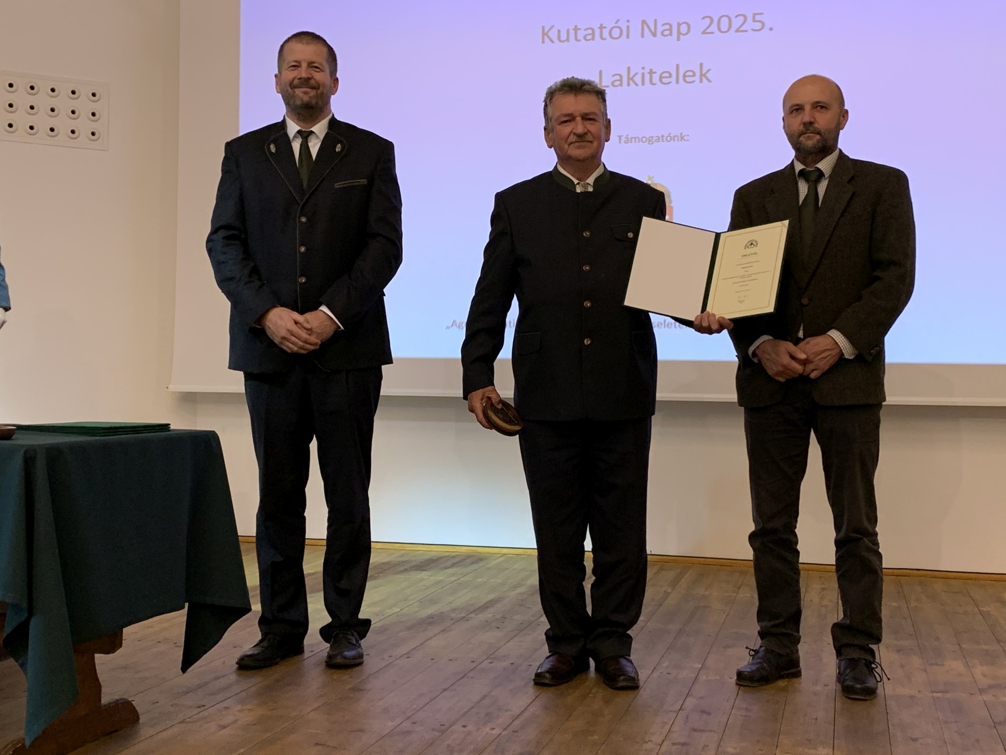 5. kép: Hutóczki László kerületvezető erdész (k), Sulyok Ferenc (b) – AEE elnökségi tag, Dufla Ferenc (j) – Nyírerdő Zrt. műszaki és igazgatási osztályvezető