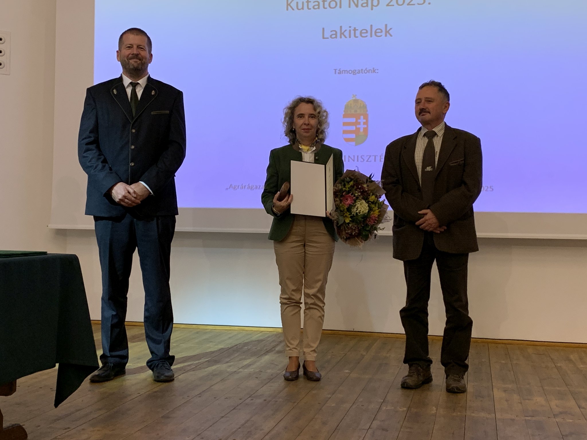 6. kép: Sándorné Somlai Kitti (k) a KEFAG Zrt. Észak-Kiskunsági Erdészetének vezető könyvelője az Alföldi Erdőkért Emlékérmet az erdészet vezetőjétől – Madácsi Sándortól (j) vette át és Sulyok Ferenctől (b), aki a KEFAG Zrt. vezérigazgatója, és egyben az AEE elnökségi tagja.